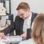 un couple en rdv avec un agent immobilier