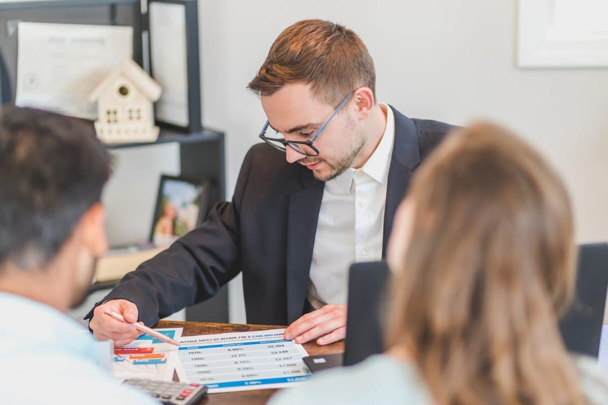 un couple en rdv avec un agent immobilier