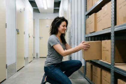 Femme organisée dans un espace de stockage intérieur