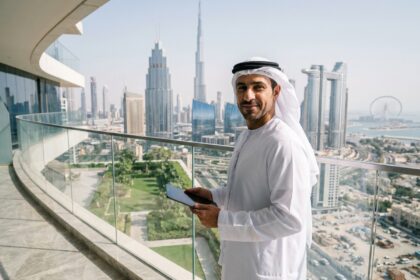 Homme d'affaires émirati confiant sur un balcon de Dubai