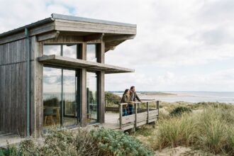 Maison ossature bois sur la côte atlantique près de Saint-Nazaire avec terrasse en bois et vue sur l'estuaire