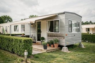 Mobil-home moderne installé sur un terrain de camping résidentiel en France, encadré par la loi ALUR 2026