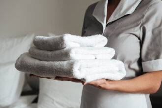 Pourquoi faire appel à une conciergerie Airbnb à Lille ? Défis et atouts pour les propriétaires